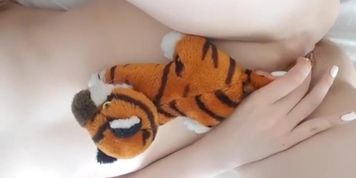 Homemade girl masturbate with toy