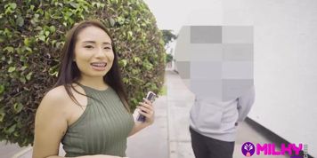 Peruana culona hace preguntas calientes en publico y termina follando con un desconocido - 