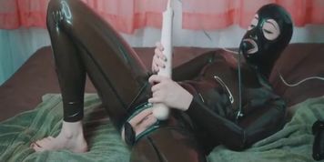 Latex Girl heve Fun wits toys. 