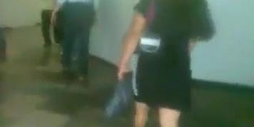 Chaparrita nalgona y piernuda en falda negra