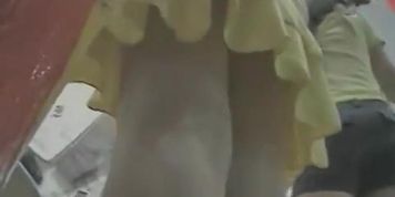 Sexy schoolgirl chick's upskirt ass