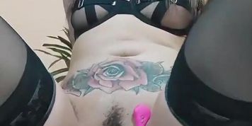 C4_Joha983 masturbating pussy and squirting