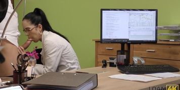 LOAN4K. Une fille chaude d'un groupe de musique f&eacute;minin se fait baiser par un agent de pr&ecirc;t