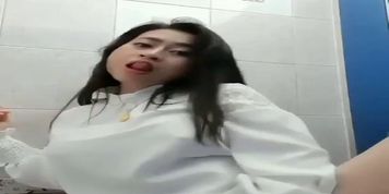 thai girl in the School toilet