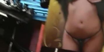 Pamela Neri Menin makes to jerk off her fan in live show
