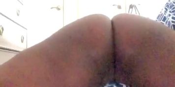 Teen have orgasm from humping pillow 