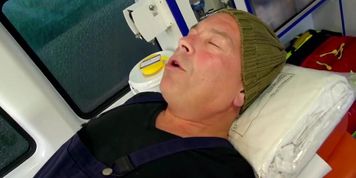 Dr Mandy Mystery blaest Reinhard ins Leben zurueck