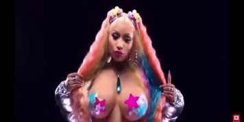 Nicki minaj jiggling her big ass titts 