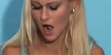 Blond finds Gloryhole