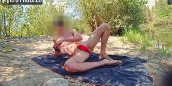 GentlyPerv - I show my hard dick to a girl on the beach... she comes and jerks me off