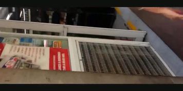 Putita en minivestido ajustado Nalgas y piernas de primera