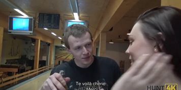 hunt4k. un homme paie de l'argent pour poss&eacute;der pour la jeune