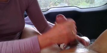 Sie wixt ihn mir geil im Auto 1