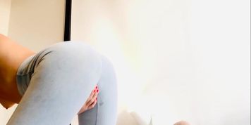 Young pussy saturates pants while play with herself 