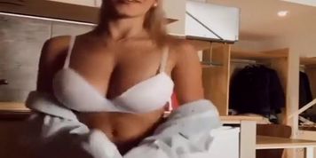 Rubia hermosa baila hasta quedar desnuda