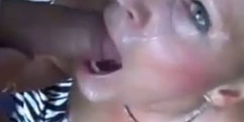 Blonde MILF Geniet 2 Cocks Im Freien