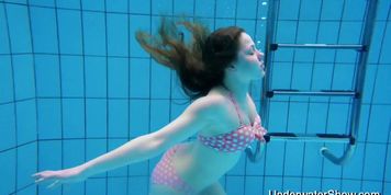 Hot bubble butt teen Simonna underwater