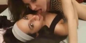 webcam lesbian kiss me - video 6