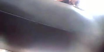 Bajo falda de se&ntilde;ora en el mercado