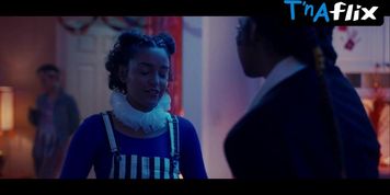 Coral Pena Lesbian Scene  in Chemical Hearts