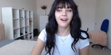 Hot brunette nice tits cam