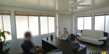LOAN4K. Hot Allie d&agrave; la vagina per inchiodare il ragazzo in ufficio di prestito