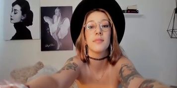 Hey daddy look how wet my pink pussy is for you