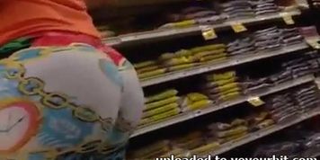 Spying mommy big ass in leggings