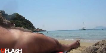 Beach Dickflash for 2 Girls