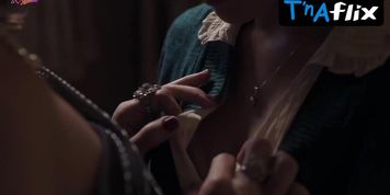 Carmen Zabala Lesbian,  Butt Scene  in El Peligro De Quererte