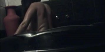Putinha gostosa gemendo e gozando no motel