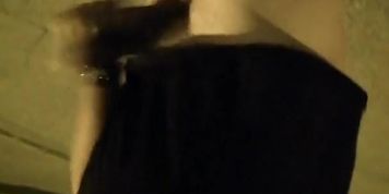 Exhib de nuit, &eacute;jaculation dans la rue
