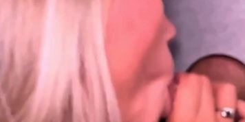 Pipe dans un gloryhole elle adore sucer a l&rsquo;aveugle