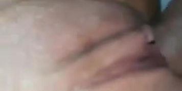 Gozei no grelo e empurrei pra dentro da buceta