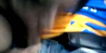 Mexicana Extrae esperma espeso con su boca en una mamada en el coche (boca de)