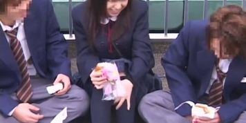 Japanese schoolgirls 03 - Outdoor lunchtime play
