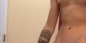 Teen disrobes, jerks off and shows ass
