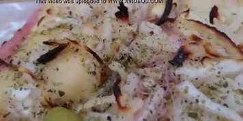 Food Porn - fingering Kentuky pizza