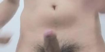 Estaba muy cachondo mira como me hago una buena paja