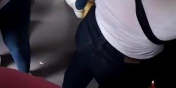 Groped encoxada muy culona en bus y otra mujer ...