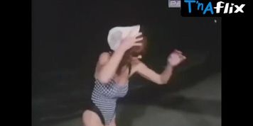 Irina Rozanova Sexy Scene  in Primadonna Meri