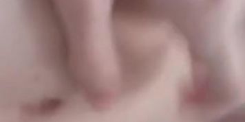 Je me touche la chatte et mouille et jouis