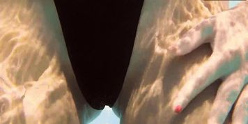 Jacqueline Hope masturbates underwater nude