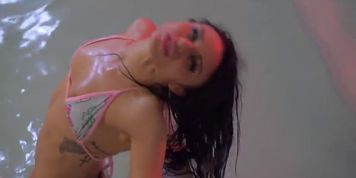 cuckold behind the scenes in hot tub