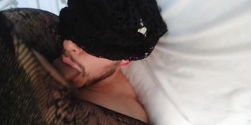 Bella travesti en pantimedias y tacones recibe sexo oral de un pasivo adicto a la polla