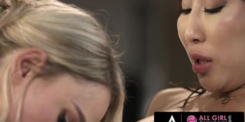 ALL GIRL MASSAGE   Gorgeous Emma Hix Fucks With Her Masseuse In Scissoring And Does A Hot 69 (Nicole Doshi)