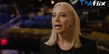 Aubrey Plaza Lesbian Scene  in Saturday Night Live (Chloe Fineman)