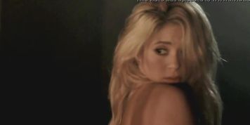 Shakira Pole-Dancing