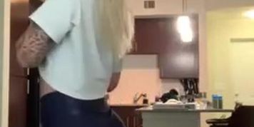Lindz Flexes Ass