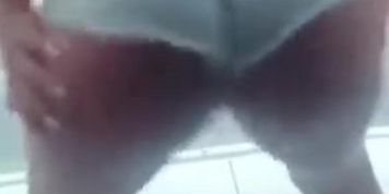 Novinha Negra Rabuda dan&ccedil;ando Funk de Shortinhos socado no Rabo